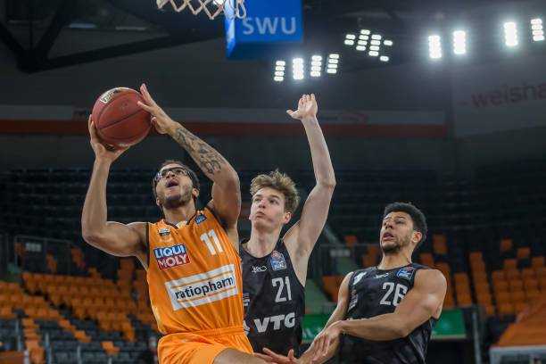 会让队员在 会让队员在